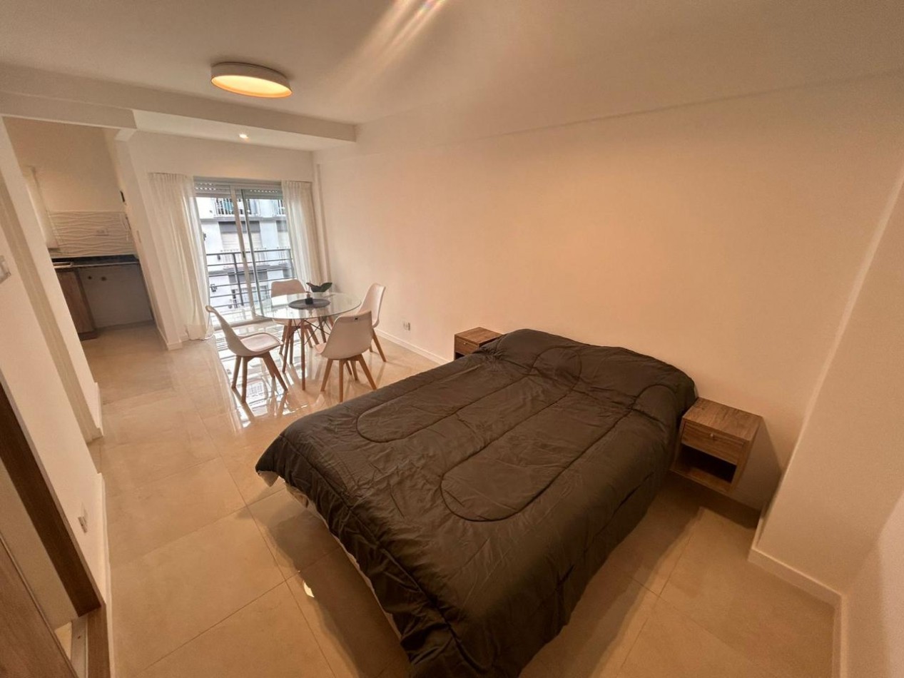 DEPARTAMENTO DE 1 AMBIENTE A LA CALLE CON BALCON SALIENTE Y VISTA LATERAL AL MAR