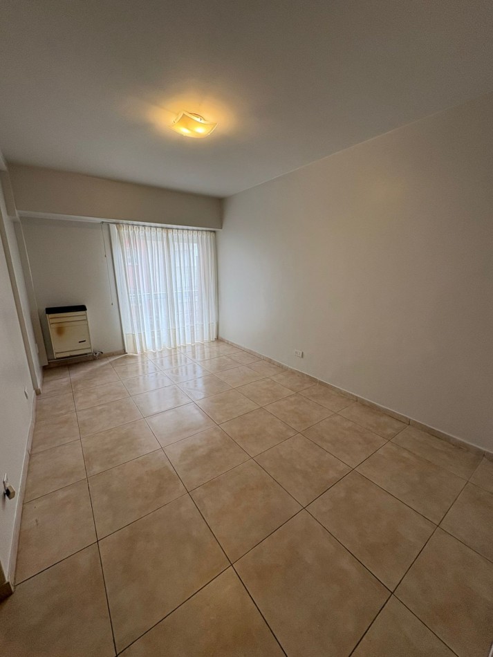 DEPARTAMENTO 2 AMB CON BALCON SALIENTE A LA CALLE, A 250 MTS. DE LA PLAYA. APTO CREDITO