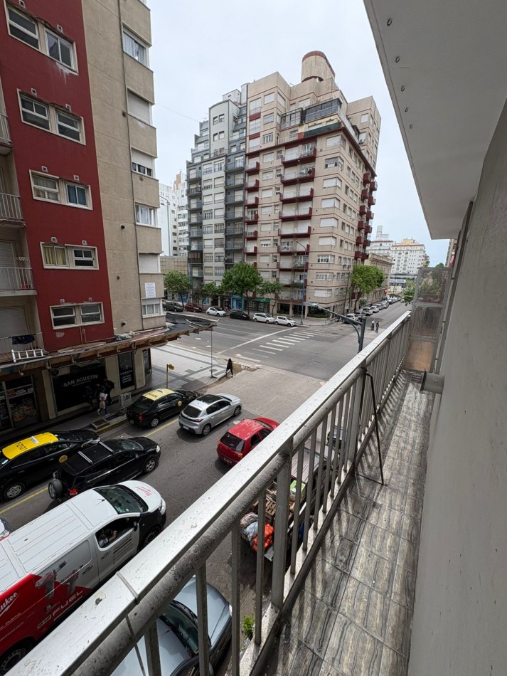 DEPARTAMENTO 2 AMB CON BALCON SALIENTE A LA CALLE, A 250 MTS. DE LA PLAYA. APTO CREDITO