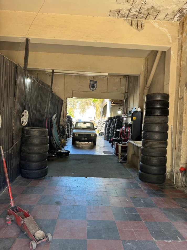 GALPON SOBRE LOTE DE 450 M2 CON VIVIENDA DE 3 AMBIENTES, UBICADO EN ZONA COMERCIAL SOBRE AVENIDA LURO