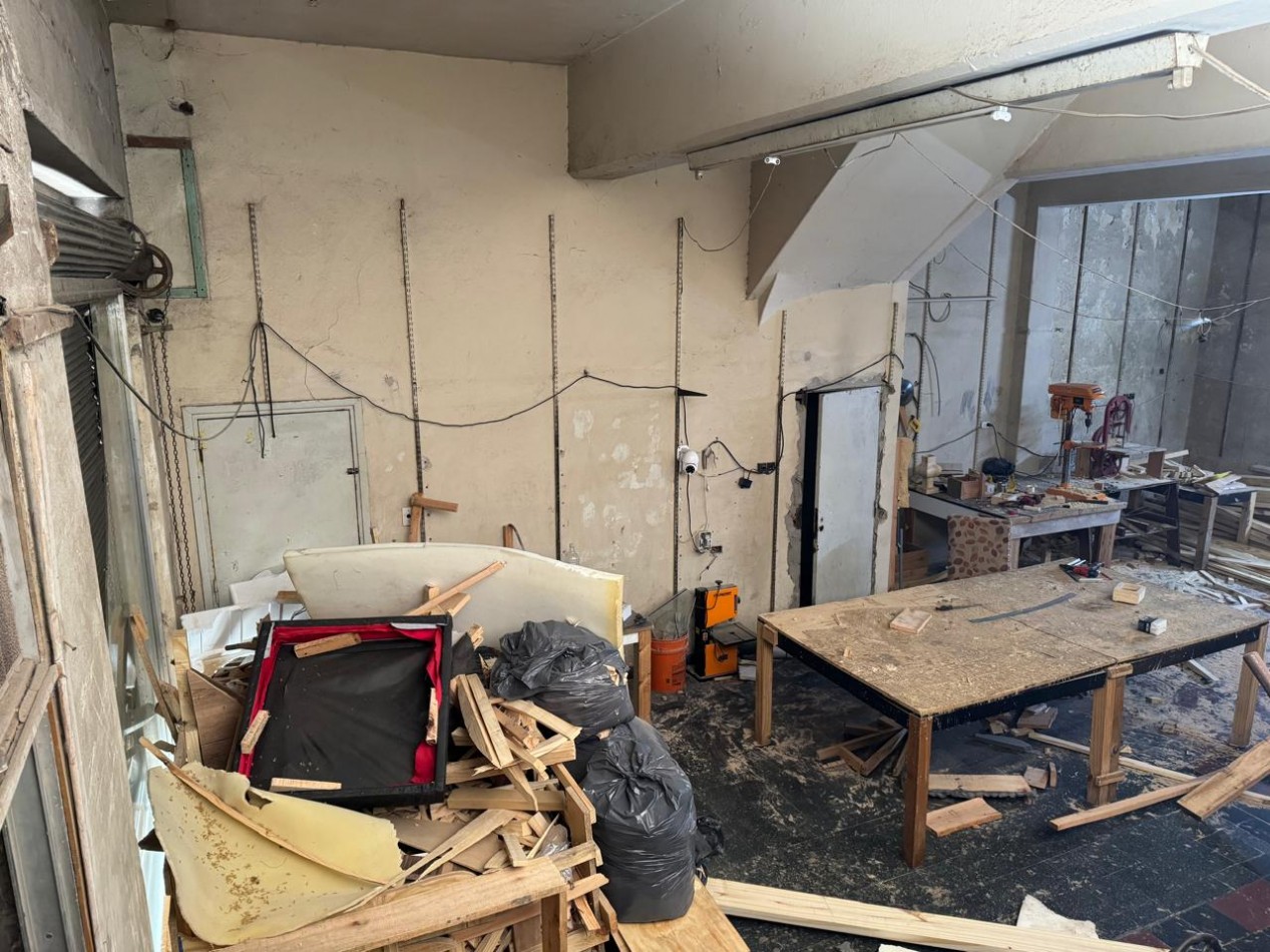 GALPON SOBRE LOTE DE 450 M2 CON VIVIENDA DE 3 AMBIENTES, UBICADO EN ZONA COMERCIAL SOBRE AVENIDA LURO