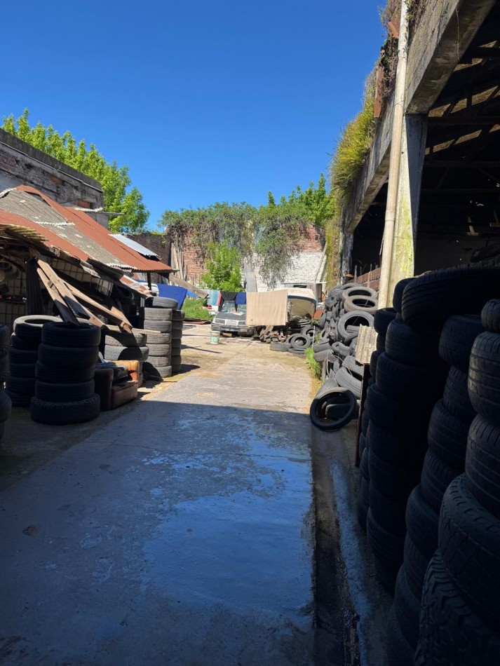 GALPON SOBRE LOTE DE 450 M2 CON VIVIENDA DE 3 AMBIENTES, UBICADO EN ZONA COMERCIAL SOBRE AVENIDA LURO