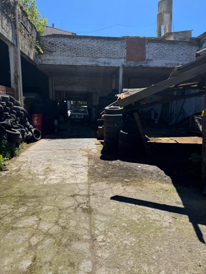 GALPON SOBRE LOTE DE 450 M2 CON VIVIENDA DE 3 AMBIENTES, UBICADO EN ZONA COMERCIAL SOBRE AVENIDA LURO