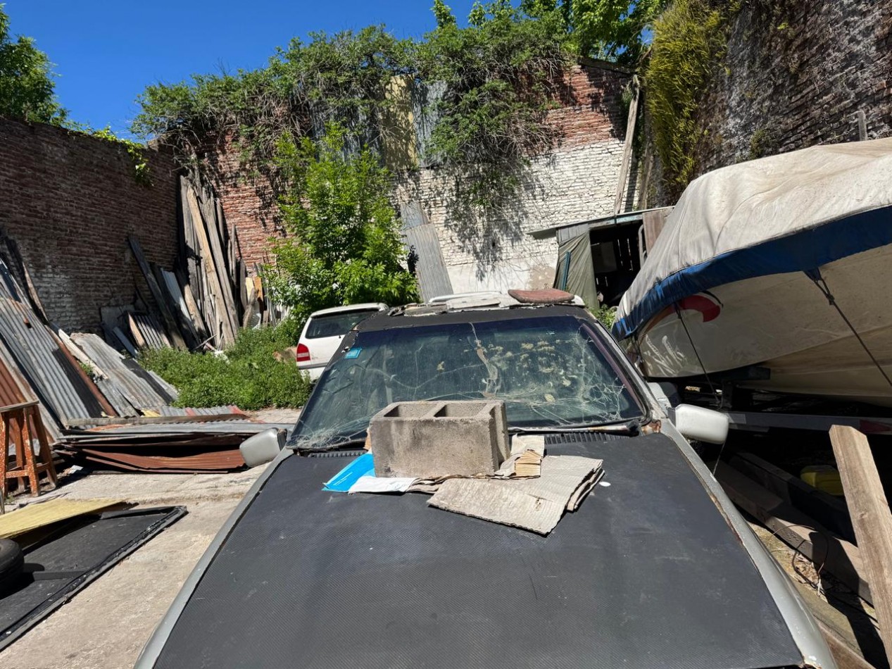 GALPON SOBRE LOTE DE 450 M2 CON VIVIENDA DE 3 AMBIENTES, UBICADO EN ZONA COMERCIAL SOBRE AVENIDA LURO