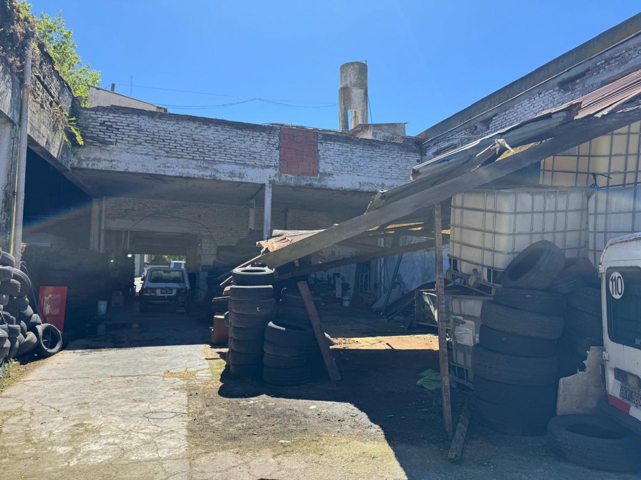 GALPON SOBRE LOTE DE 450 M2 CON VIVIENDA DE 3 AMBIENTES, UBICADO EN ZONA COMERCIAL SOBRE AVENIDA LURO