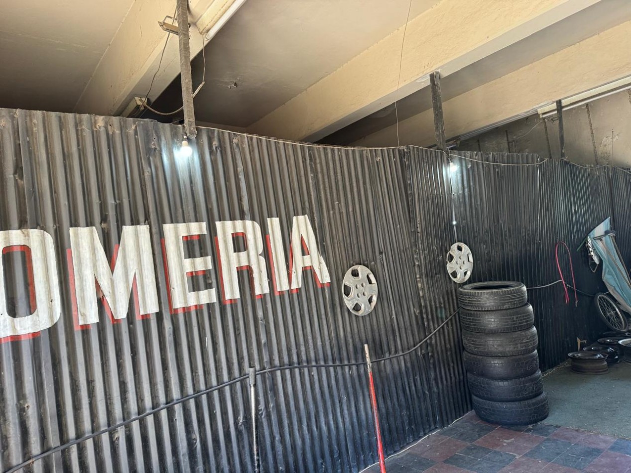 GALPON SOBRE LOTE DE 450 M2 CON VIVIENDA DE 3 AMBIENTES, UBICADO EN ZONA COMERCIAL SOBRE AVENIDA LURO