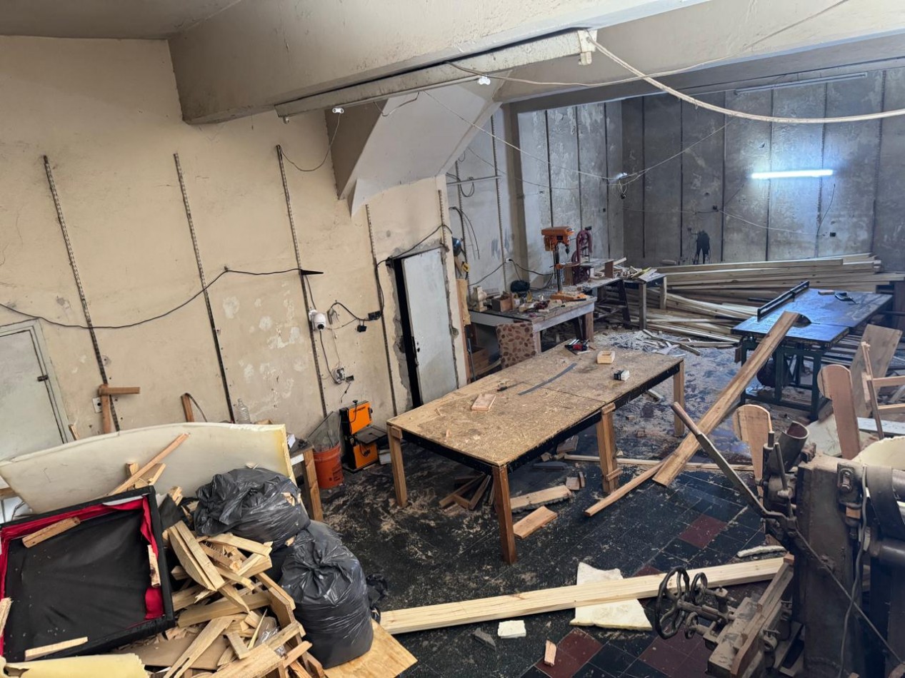 GALPON SOBRE LOTE DE 450 M2 CON VIVIENDA DE 3 AMBIENTES, UBICADO EN ZONA COMERCIAL SOBRE AVENIDA LURO