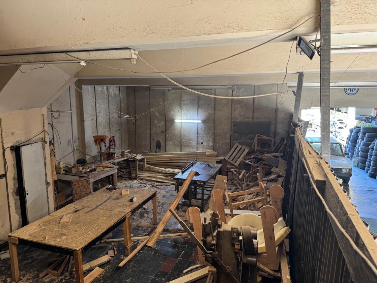 GALPON SOBRE LOTE DE 450 M2 CON VIVIENDA DE 3 AMBIENTES, UBICADO EN ZONA COMERCIAL SOBRE AVENIDA LURO