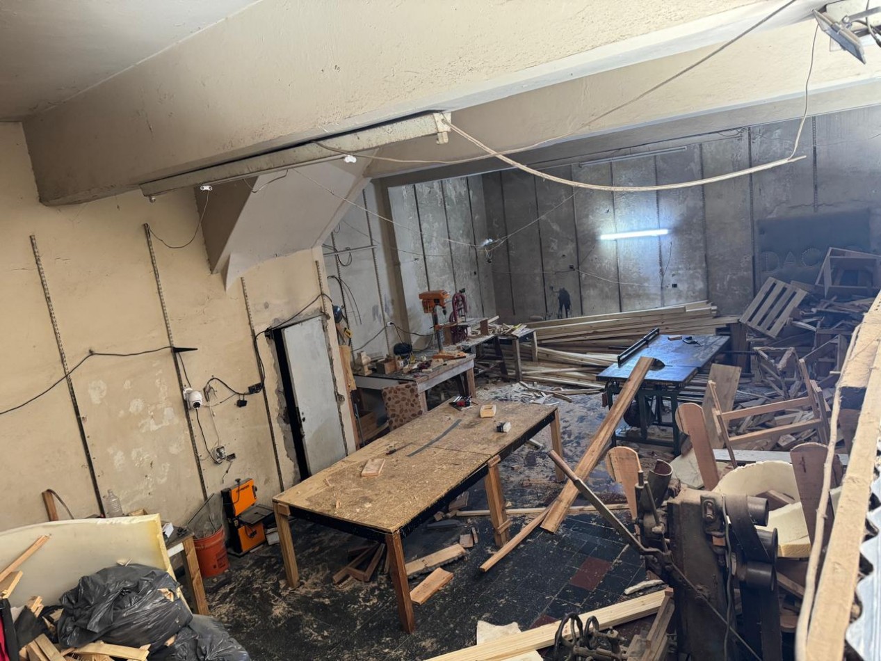 GALPON SOBRE LOTE DE 450 M2 CON VIVIENDA DE 3 AMBIENTES, UBICADO EN ZONA COMERCIAL SOBRE AVENIDA LURO