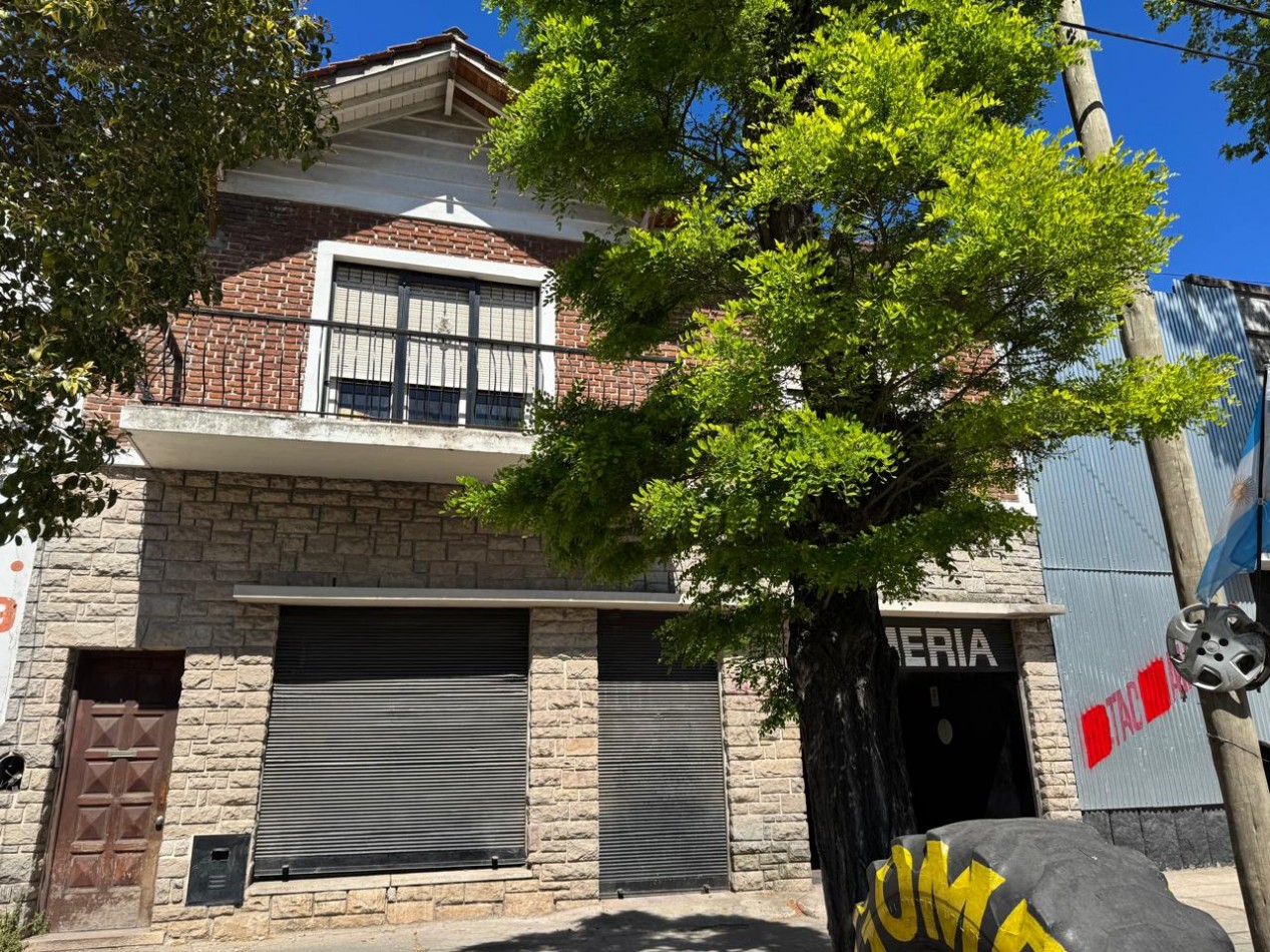 GALPON SOBRE LOTE DE 450 M2 CON VIVIENDA DE 3 AMBIENTES, UBICADO EN ZONA COMERCIAL SOBRE AVENIDA LURO