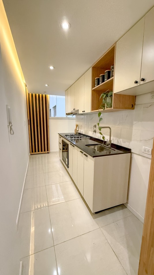 DEPARTAMENTO 2 AMBIENTES CON BALCON A LA CALLE Y DEPENDENCIA EN PLAZA COLON