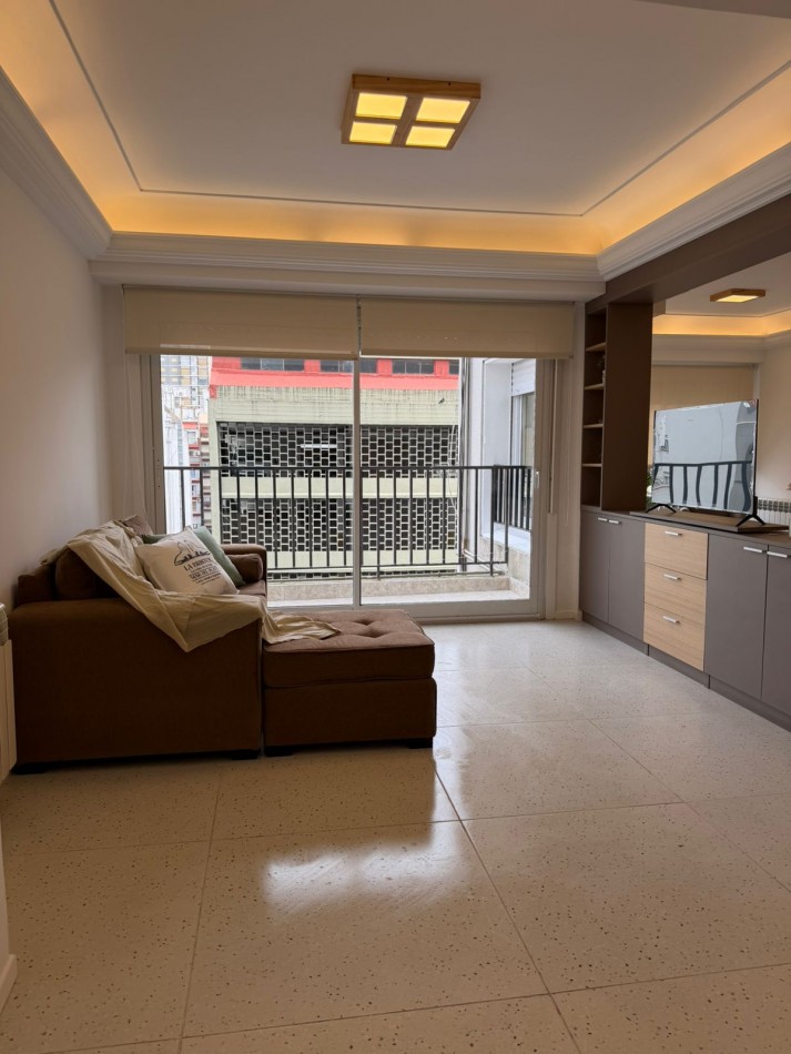 DEPARTAMENTO 4 AMBIENTES CON BALCON A LA CALLE, RECICLADO A NUEVO EN EL CENTRO