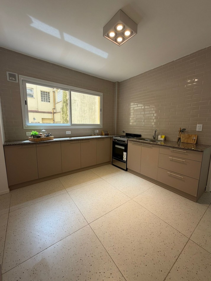 DEPARTAMENTO 4 AMBIENTES CON BALCON A LA CALLE, RECICLADO A NUEVO EN EL CENTRO