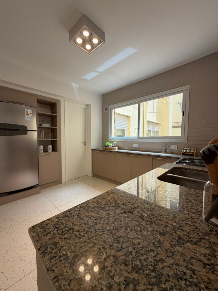 DEPARTAMENTO 4 AMBIENTES CON BALCON A LA CALLE, RECICLADO A NUEVO EN EL CENTRO