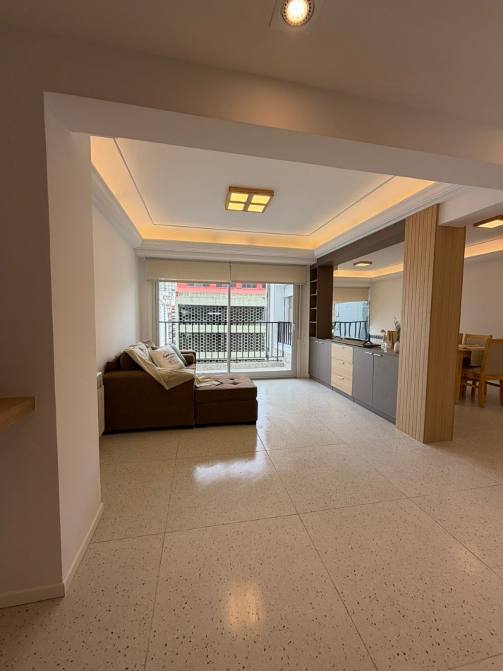 DEPARTAMENTO 4 AMBIENTES CON BALCON A LA CALLE, RECICLADO A NUEVO EN EL CENTRO