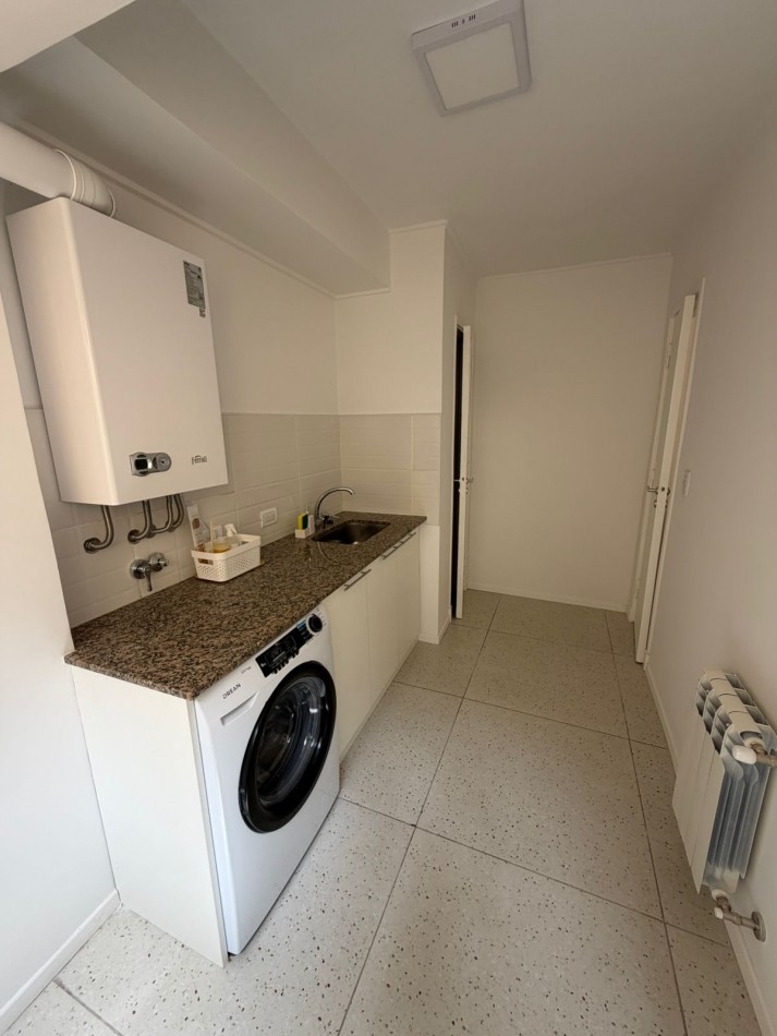 DEPARTAMENTO 4 AMBIENTES CON BALCON A LA CALLE, RECICLADO A NUEVO EN EL CENTRO