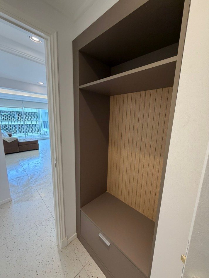 DEPARTAMENTO 4 AMBIENTES CON BALCON A LA CALLE, RECICLADO A NUEVO EN EL CENTRO