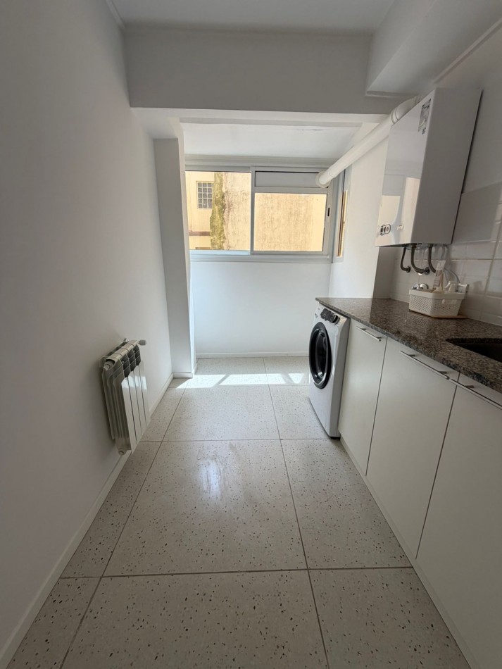 DEPARTAMENTO 4 AMBIENTES CON BALCON A LA CALLE, RECICLADO A NUEVO EN EL CENTRO