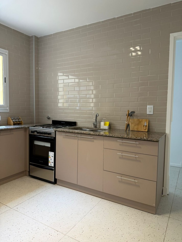 DEPARTAMENTO 4 AMBIENTES CON BALCON A LA CALLE, RECICLADO A NUEVO EN EL CENTRO