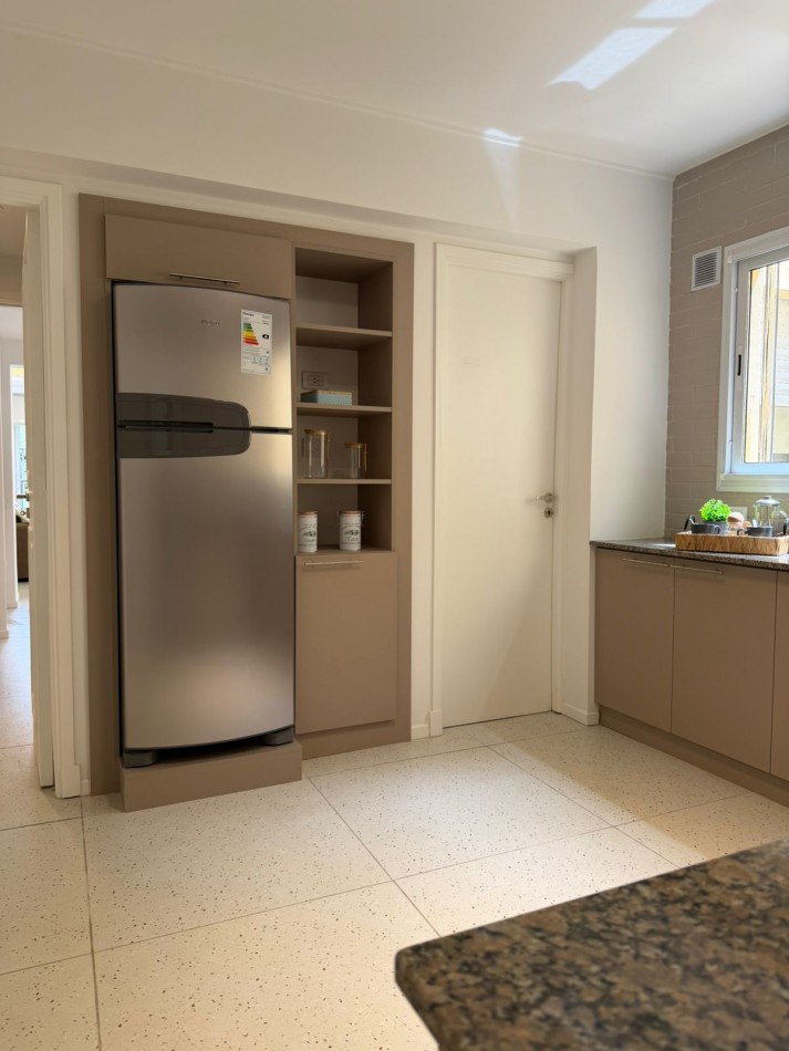 DEPARTAMENTO 4 AMBIENTES CON BALCON A LA CALLE, RECICLADO A NUEVO EN EL CENTRO