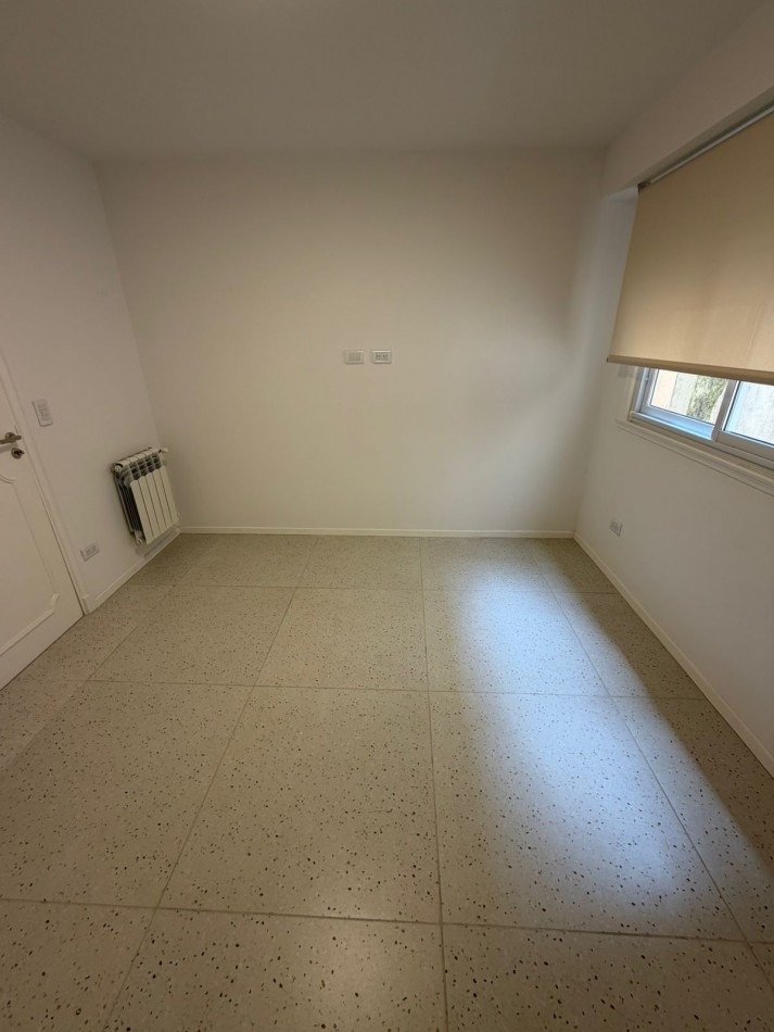 DEPARTAMENTO 4 AMBIENTES CON BALCON A LA CALLE, RECICLADO A NUEVO EN EL CENTRO