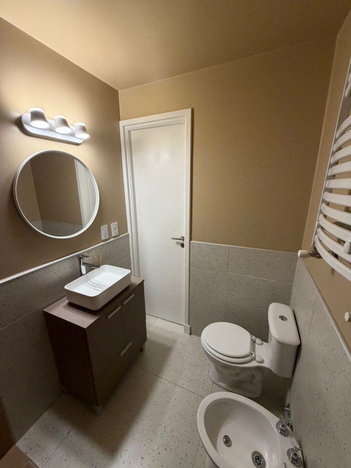 DEPARTAMENTO 4 AMBIENTES CON BALCON A LA CALLE, RECICLADO A NUEVO EN EL CENTRO