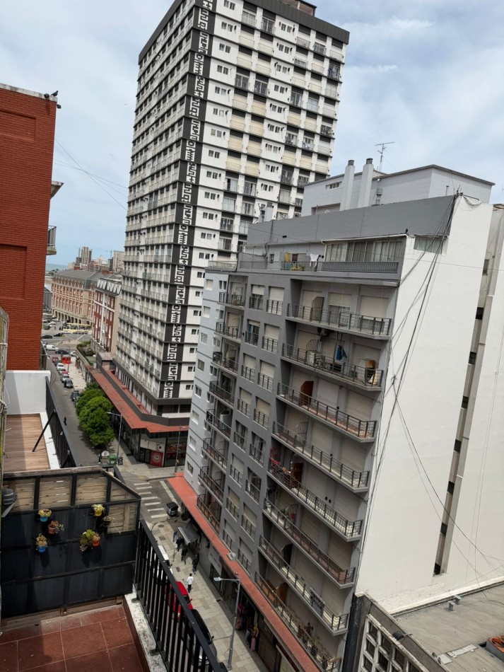 DEPARTAMENTO 4 AMBIENTES CON BALCON A LA CALLE, RECICLADO A NUEVO EN EL CENTRO