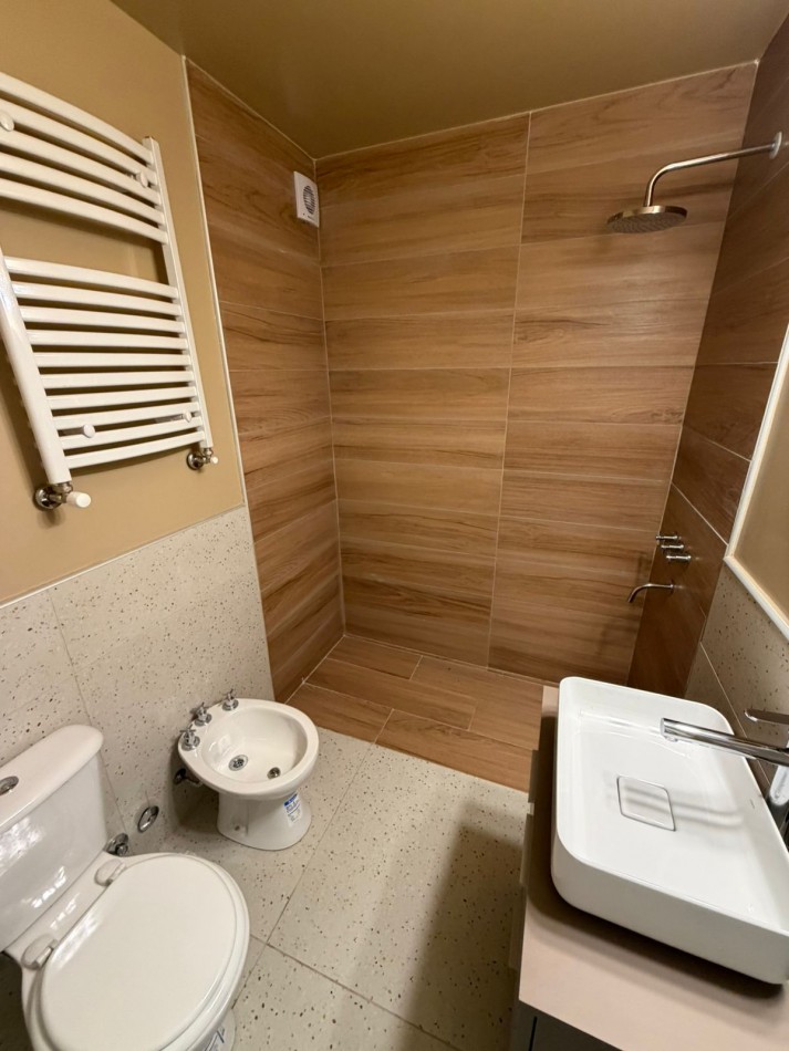 DEPARTAMENTO 4 AMBIENTES CON BALCON A LA CALLE, RECICLADO A NUEVO EN EL CENTRO