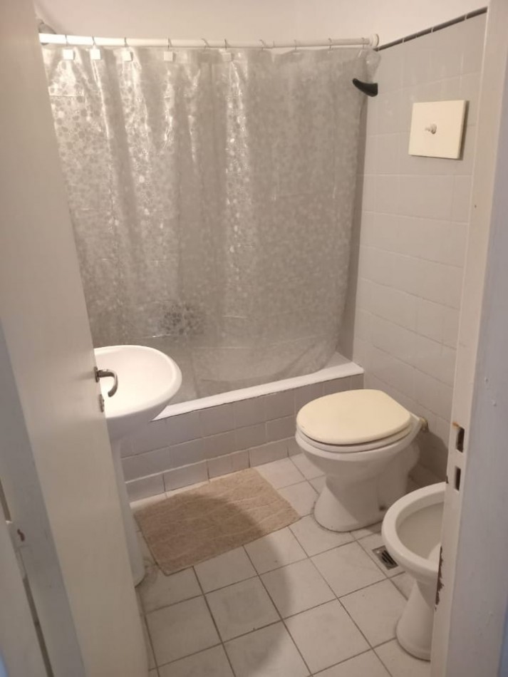 DEPARTAMENTO DE 1 AMBIENTE CON BALCON A LA CALLE Y COCHERA EN EL CENTRO. APTO CREDITO