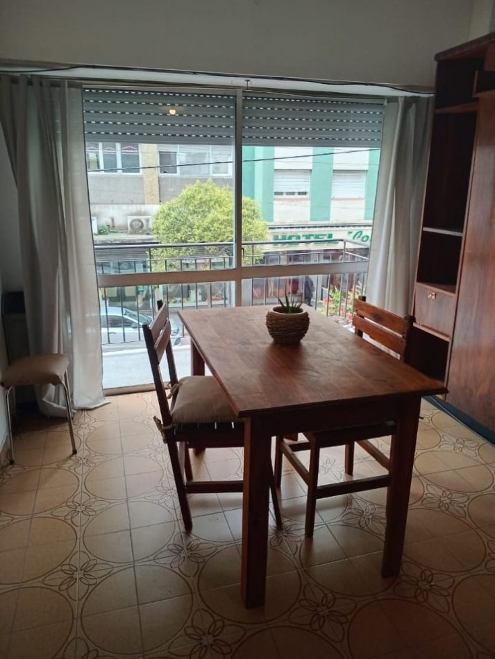 DEPARTAMENTO DE 1 AMBIENTE CON BALCON A LA CALLE Y COCHERA EN EL CENTRO. APTO CREDITO