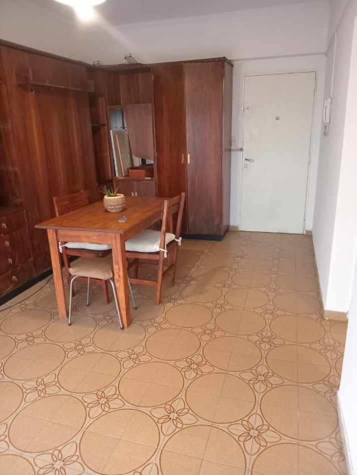 DEPARTAMENTO DE 1 AMBIENTE CON BALCON A LA CALLE Y COCHERA EN EL CENTRO. APTO CREDITO