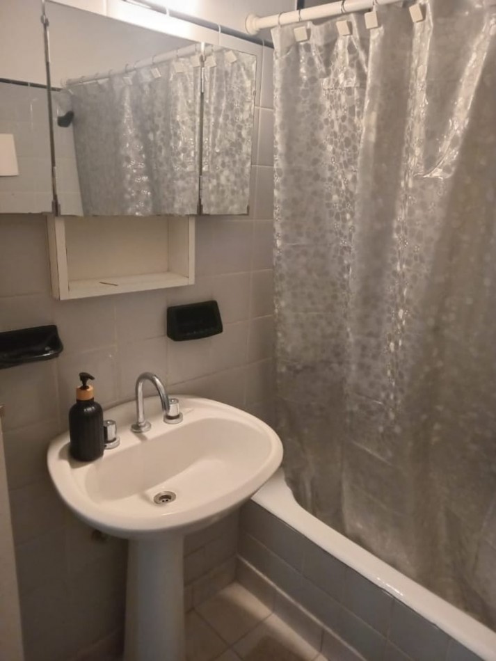 DEPARTAMENTO DE 1 AMBIENTE CON BALCON A LA CALLE Y COCHERA EN EL CENTRO. APTO CREDITO