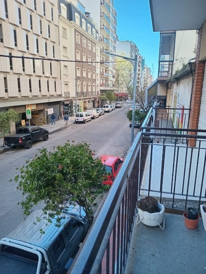 DEPARTAMENTO DE 1 AMBIENTE CON BALCON A LA CALLE Y COCHERA EN EL CENTRO. APTO CREDITO