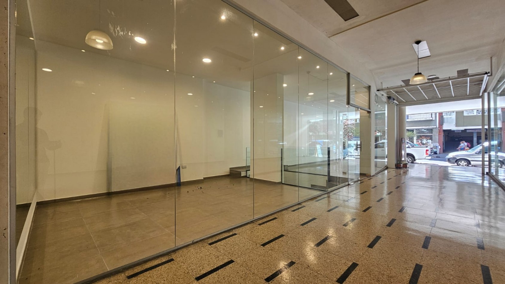 DOS LOCALES EN BLOCK A LA CALLE EN GALERIA EN EL CENTRO (FINANCIA). APTO CREDITO