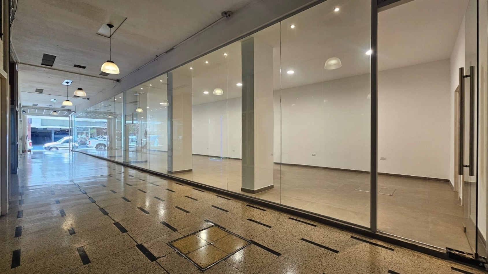 DOS LOCALES EN BLOCK A LA CALLE EN GALERIA EN EL CENTRO (FINANCIA). APTO CREDITO