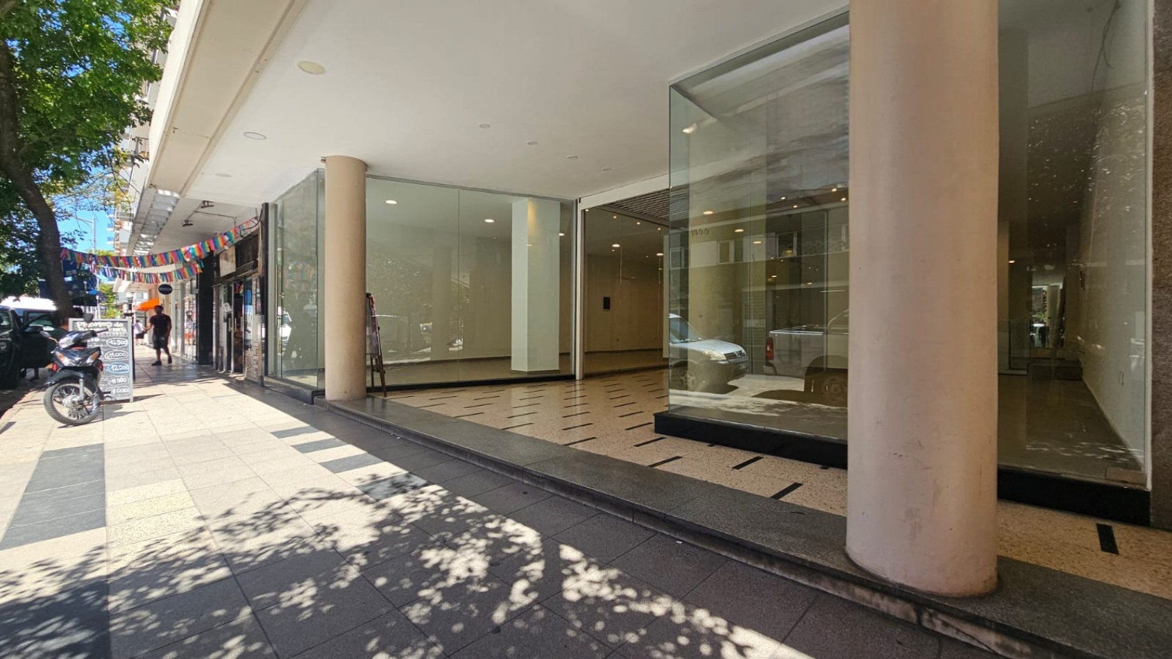 DOS LOCALES EN BLOCK A LA CALLE EN GALERIA EN EL CENTRO (FINANCIA). APTO CREDITO