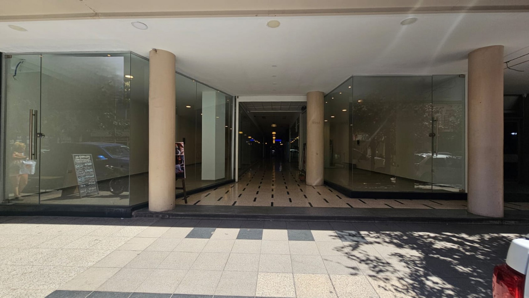 DOS LOCALES EN BLOCK A LA CALLE EN GALERIA EN EL CENTRO (FINANCIA). APTO CREDITO