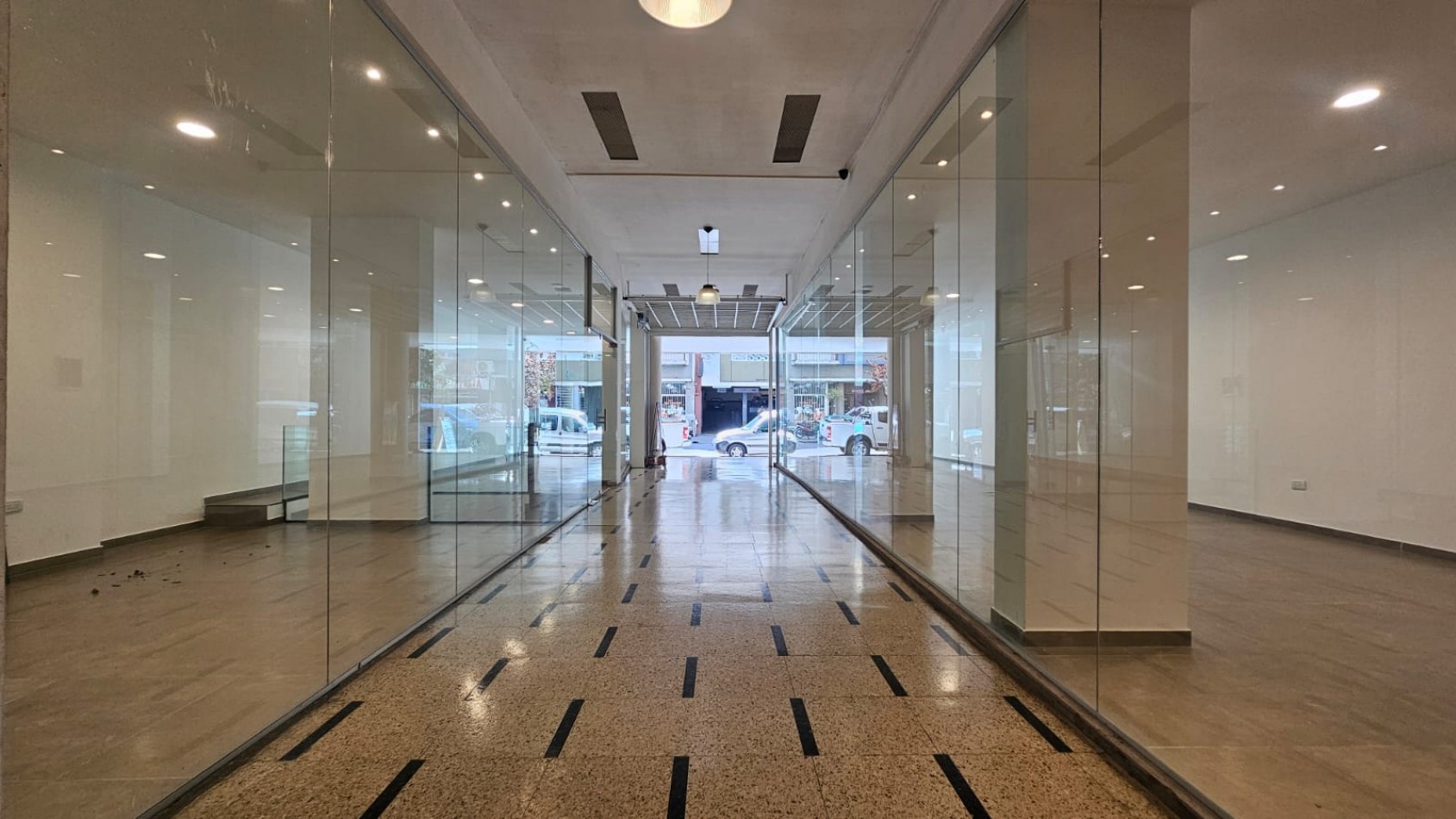 DOS LOCALES EN BLOCK A LA CALLE EN GALERIA EN EL CENTRO (FINANCIA). APTO CREDITO