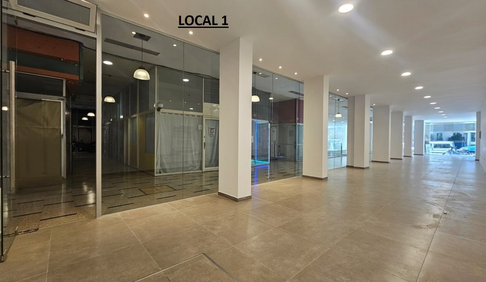 DOS LOCALES EN BLOCK A LA CALLE EN GALERIA EN EL CENTRO (FINANCIA). APTO CREDITO