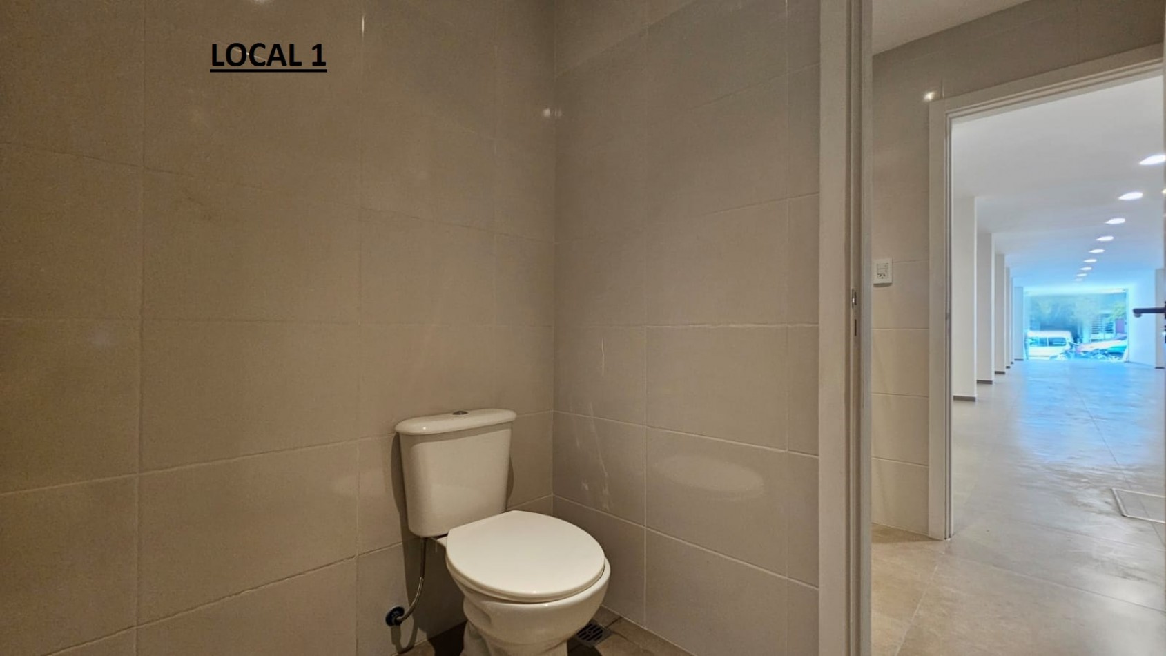 DOS LOCALES EN BLOCK A LA CALLE EN GALERIA EN EL CENTRO (FINANCIA). APTO CREDITO