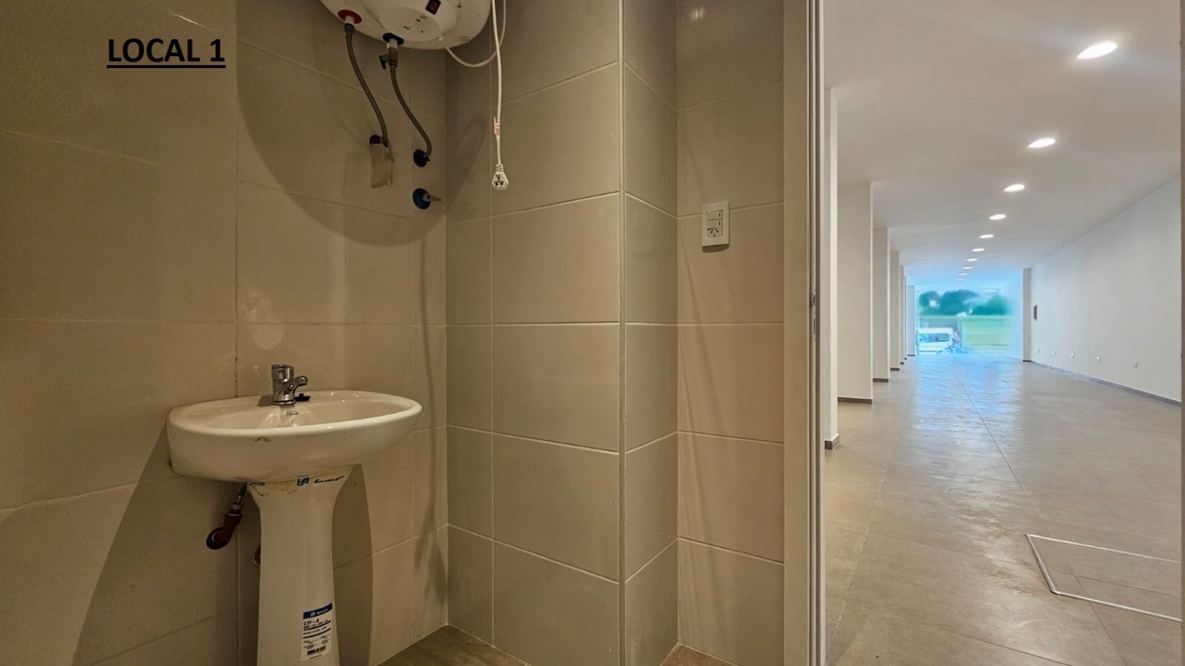 DOS LOCALES EN BLOCK A LA CALLE EN GALERIA EN EL CENTRO (FINANCIA). APTO CREDITO