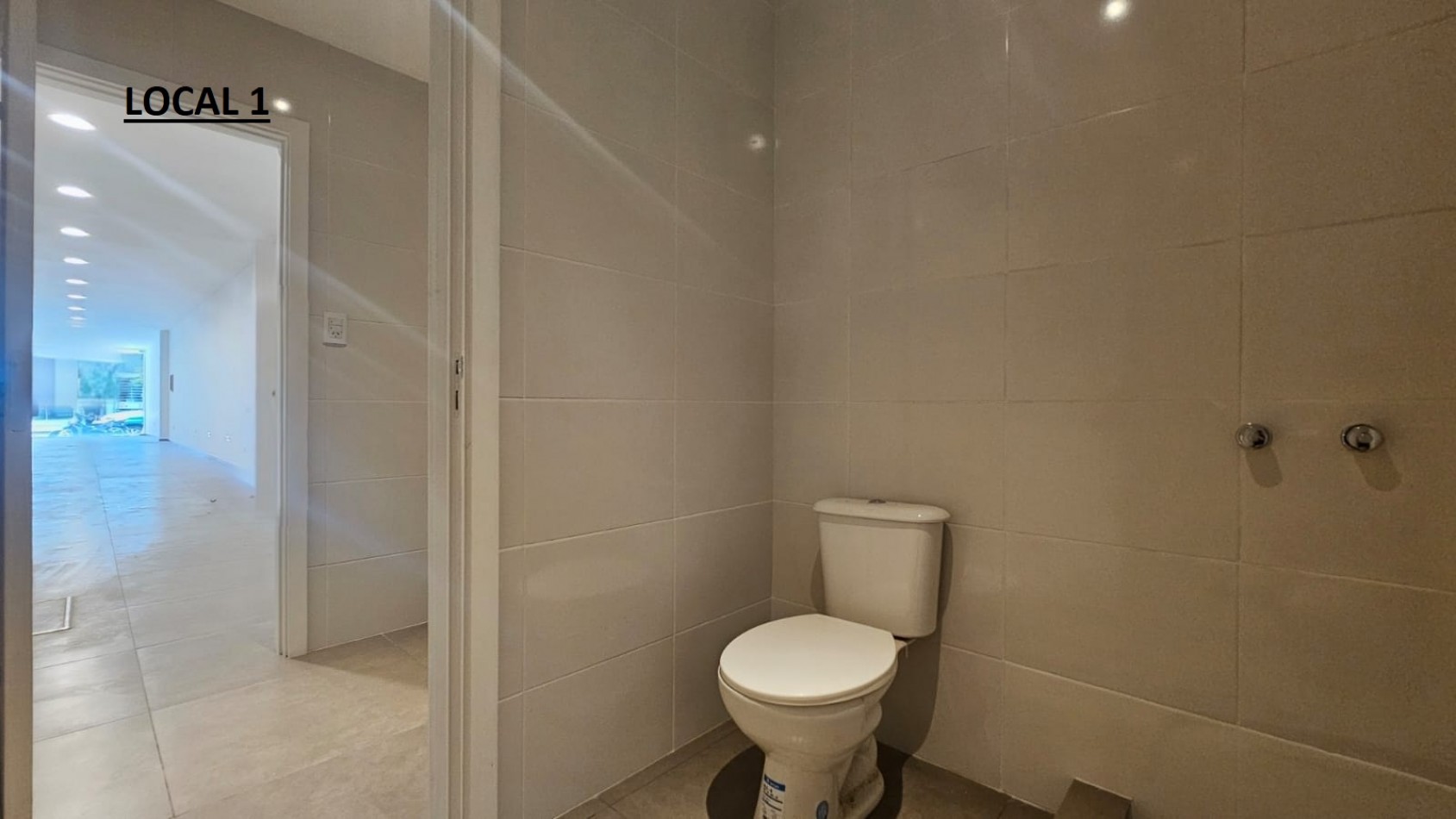 DOS LOCALES EN BLOCK A LA CALLE EN GALERIA EN EL CENTRO (FINANCIA). APTO CREDITO