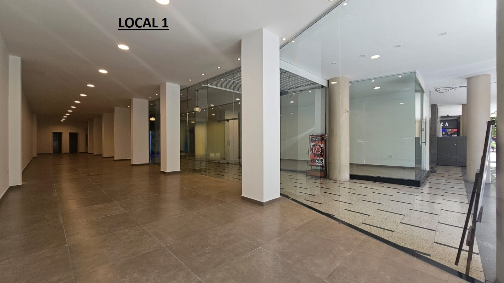 DOS LOCALES EN BLOCK A LA CALLE EN GALERIA EN EL CENTRO (FINANCIA). APTO CREDITO