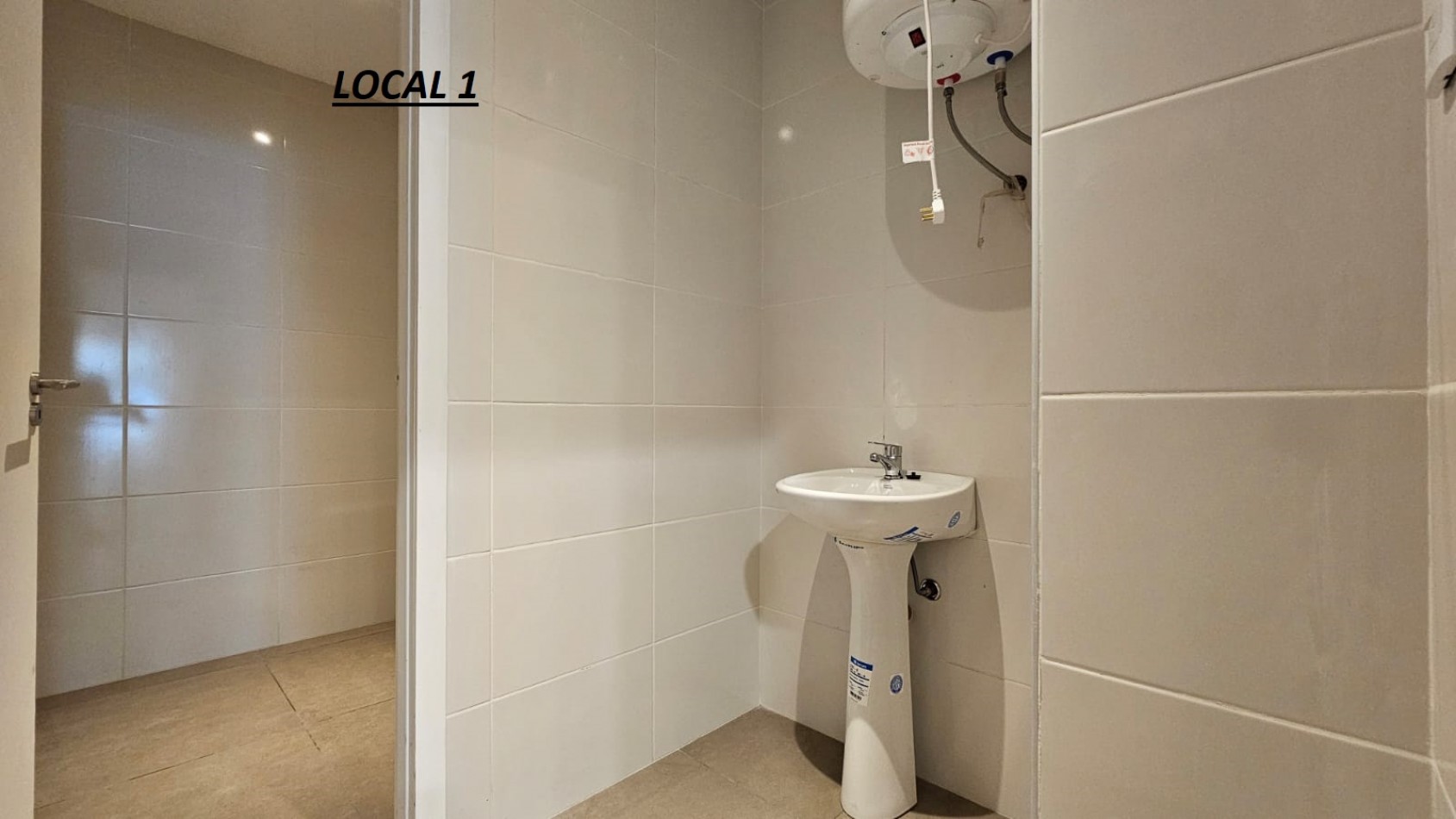 DOS LOCALES EN BLOCK A LA CALLE EN GALERIA EN EL CENTRO (FINANCIA). APTO CREDITO