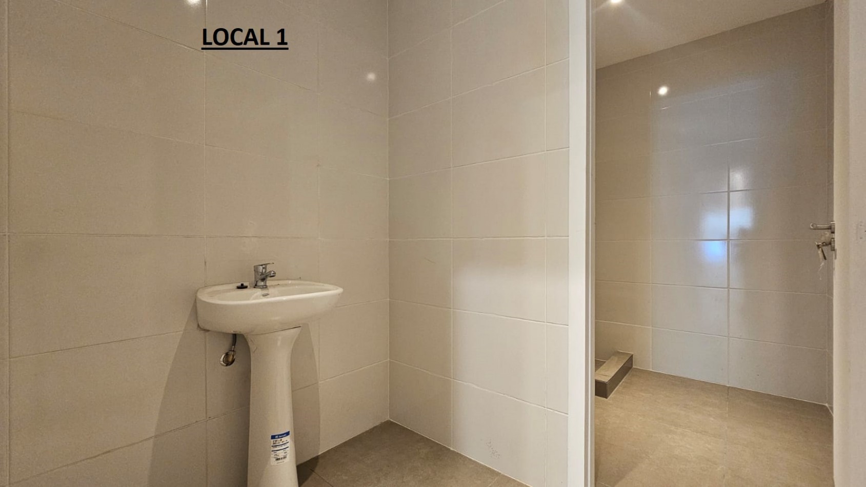 DOS LOCALES EN BLOCK A LA CALLE EN GALERIA EN EL CENTRO (FINANCIA). APTO CREDITO