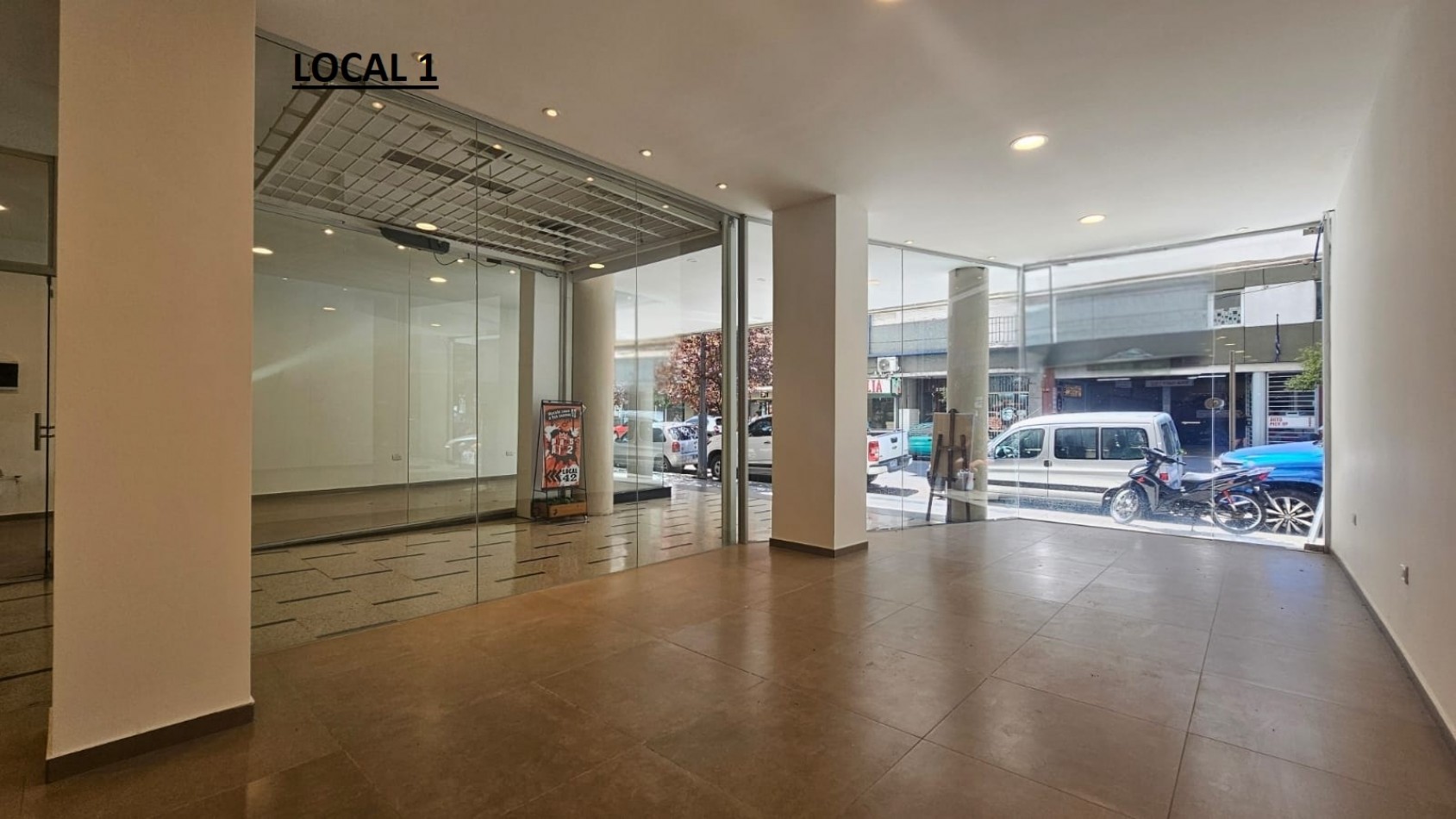 DOS LOCALES EN BLOCK A LA CALLE EN GALERIA EN EL CENTRO (FINANCIA). APTO CREDITO