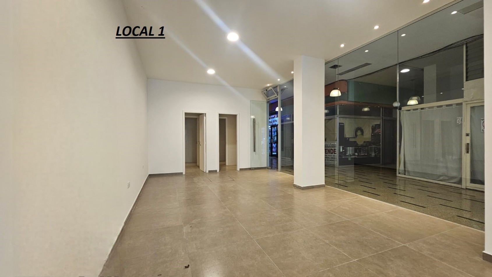 DOS LOCALES EN BLOCK A LA CALLE EN GALERIA EN EL CENTRO (FINANCIA). APTO CREDITO