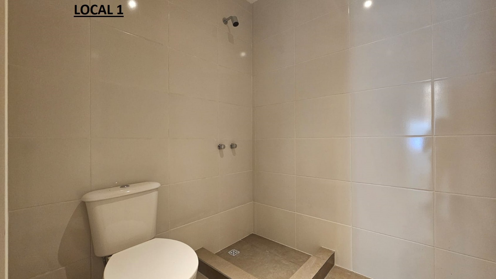 DOS LOCALES EN BLOCK A LA CALLE EN GALERIA EN EL CENTRO (FINANCIA). APTO CREDITO