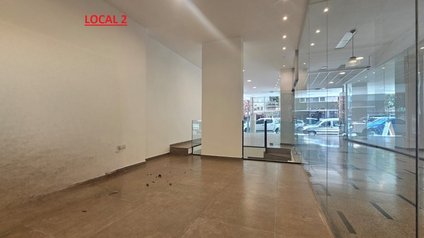 DOS LOCALES EN BLOCK A LA CALLE EN GALERIA EN EL CENTRO (FINANCIA). APTO CREDITO