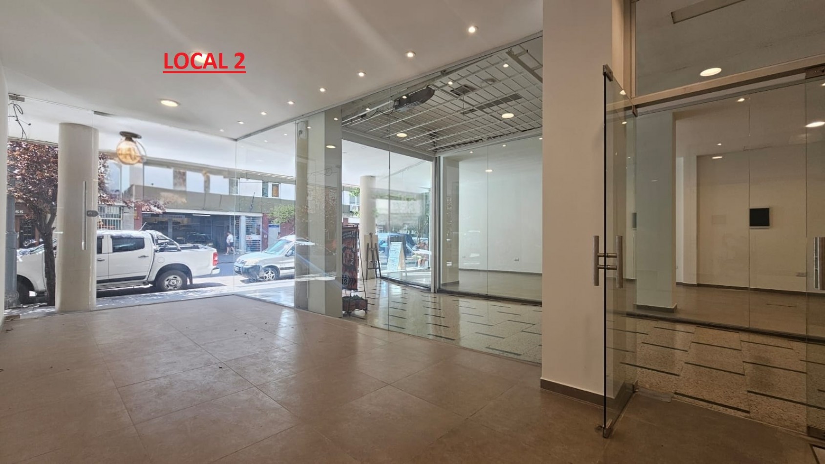 DOS LOCALES EN BLOCK A LA CALLE EN GALERIA EN EL CENTRO (FINANCIA). APTO CREDITO